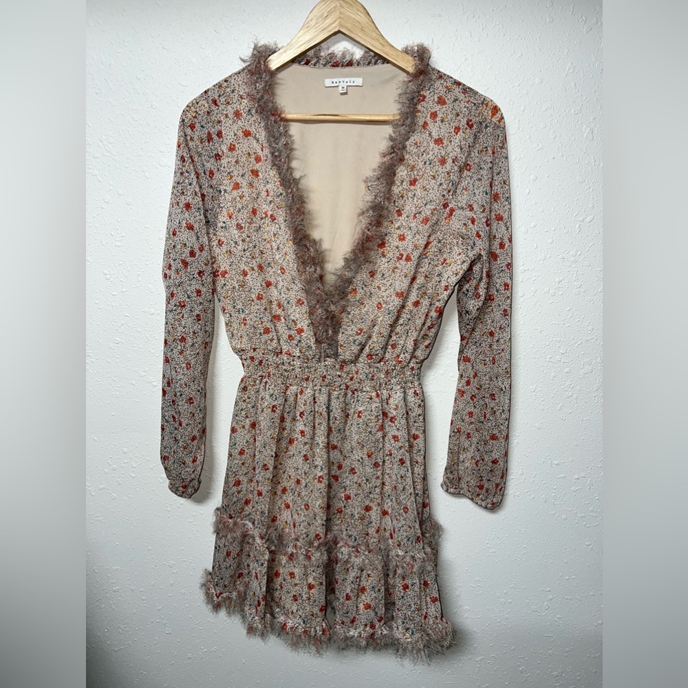 BaeVely floral long‎ sleeve dress with V-neck. Women’s size Medium